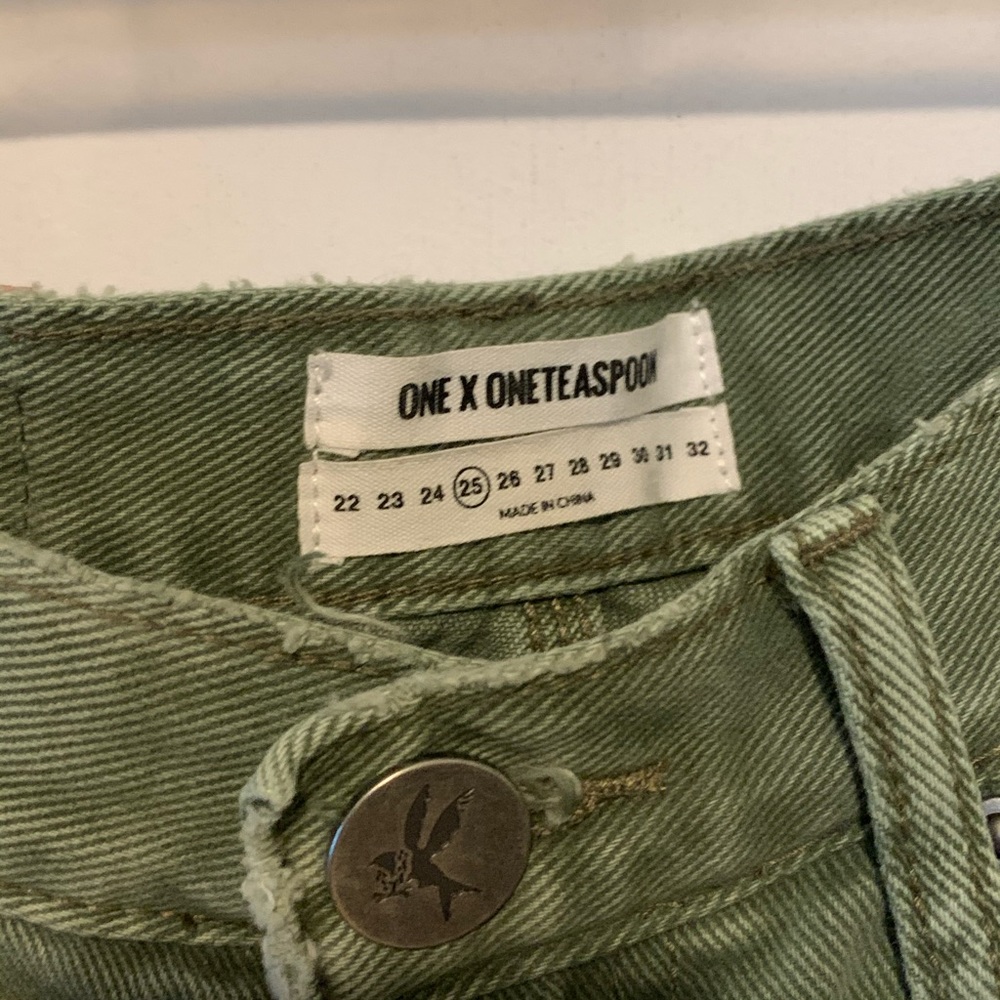 Distressed Cropped Jeans - Picture 4 of 6